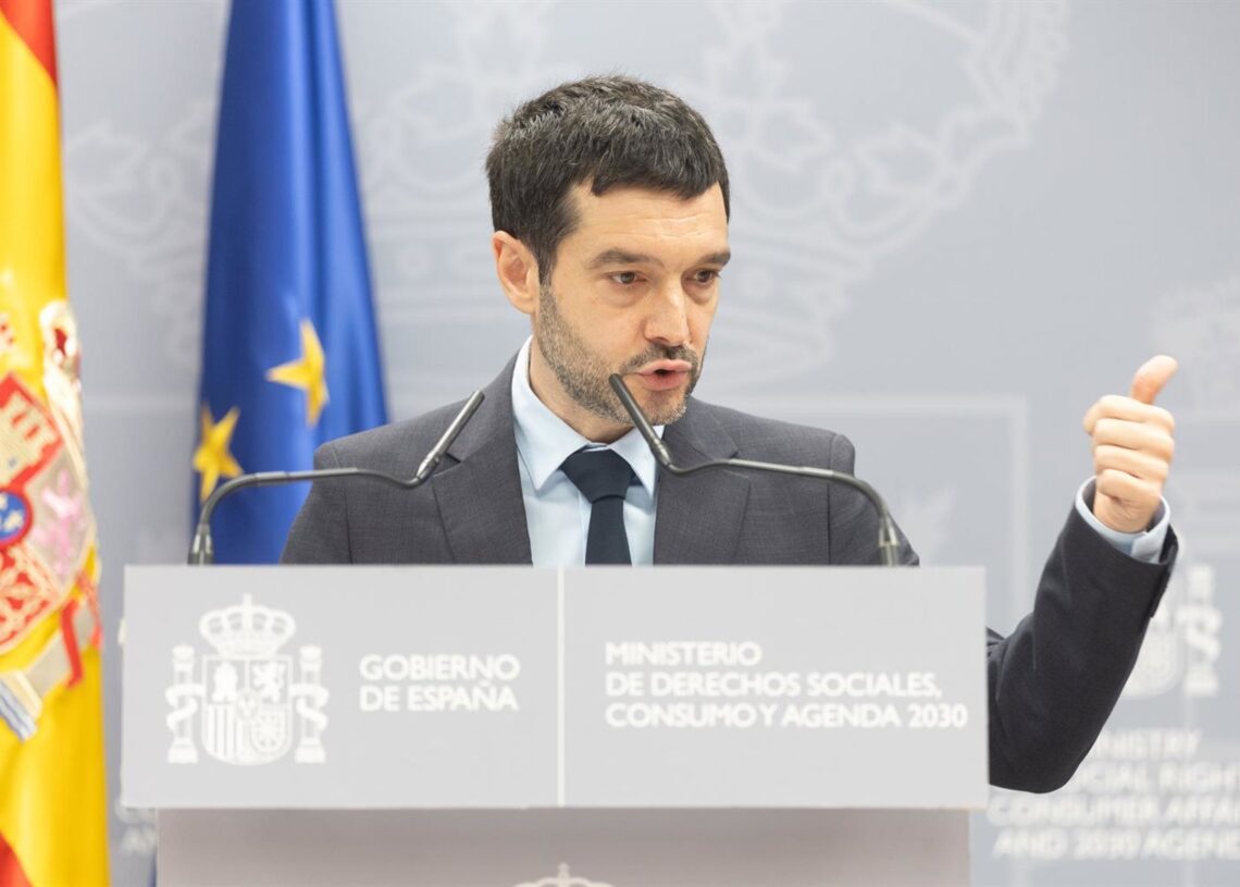 El ministro de Derechos Sociales, Consumo y Agenda 2030, Pablo Bustinduy, durante una rueda de prensa, a 15 de diciembre de 2025, en Madrid (España). El Ministerio de Derechos Sociales, Consumo y Agenda 2030 ha sancionado con 64 millones de euros a la plaEduardo Parra - Europa Press