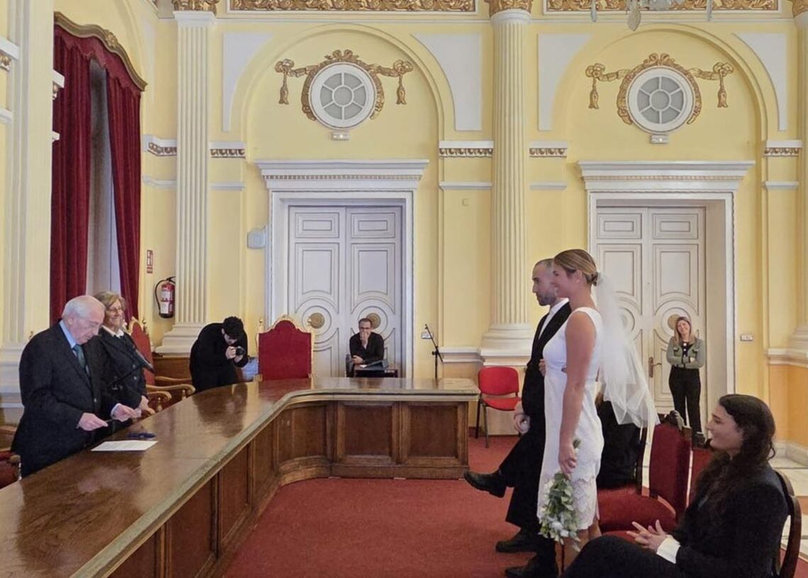 El presidente de Melilla oficiando la boda de la jugadora de baloncesto del Club La Salle Marita Davydeva y a su novio Alexandre Prado.GOBIERNO MELILLA