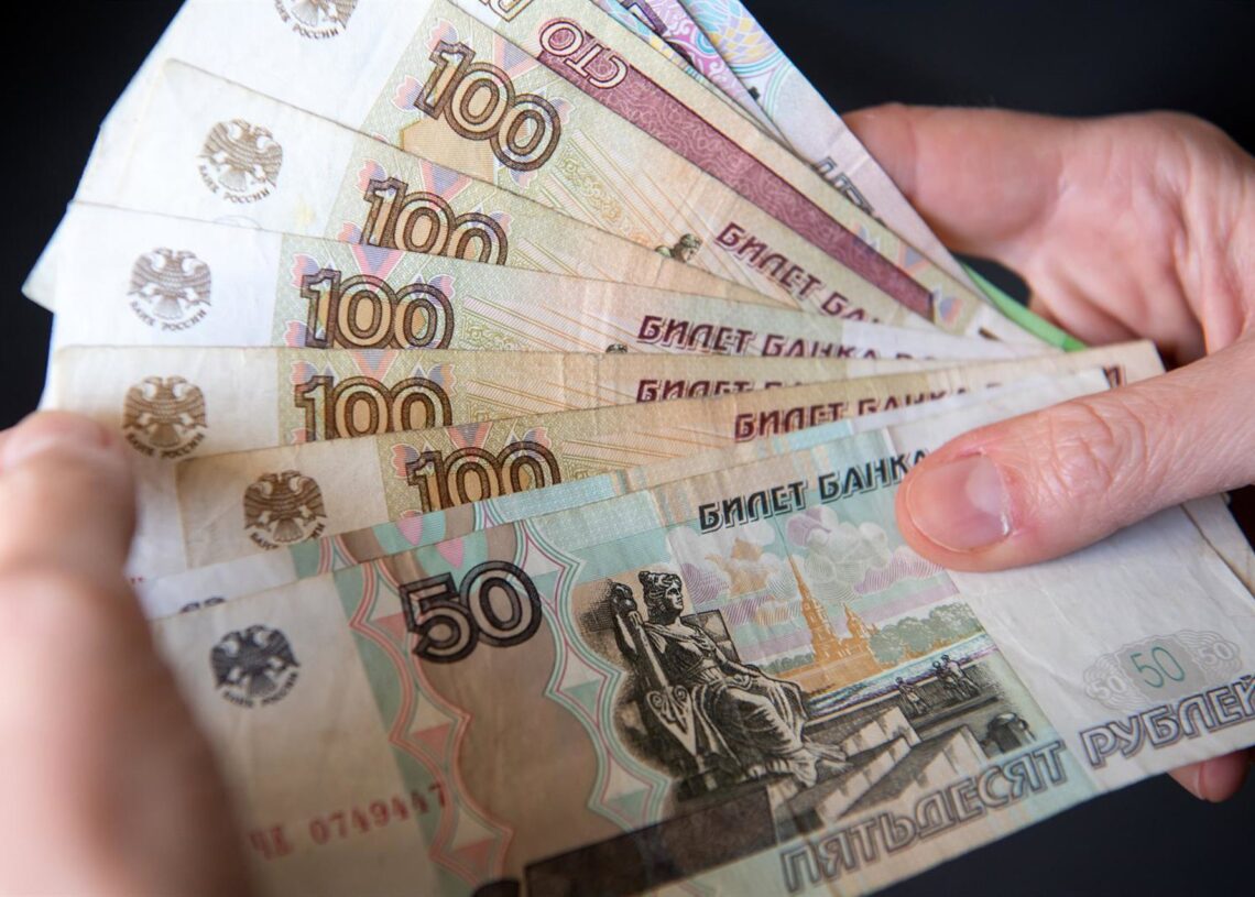 Archivo - Billetes de rublos rusosSven Hoppe/dpa - Archivo
