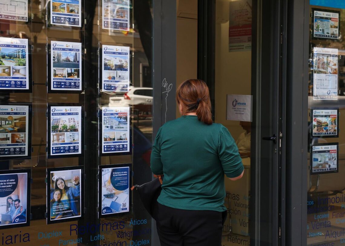 Archivo - Escaparate de una inmobiliaria.Marta Fernández Jara - Europa Press - Archivo