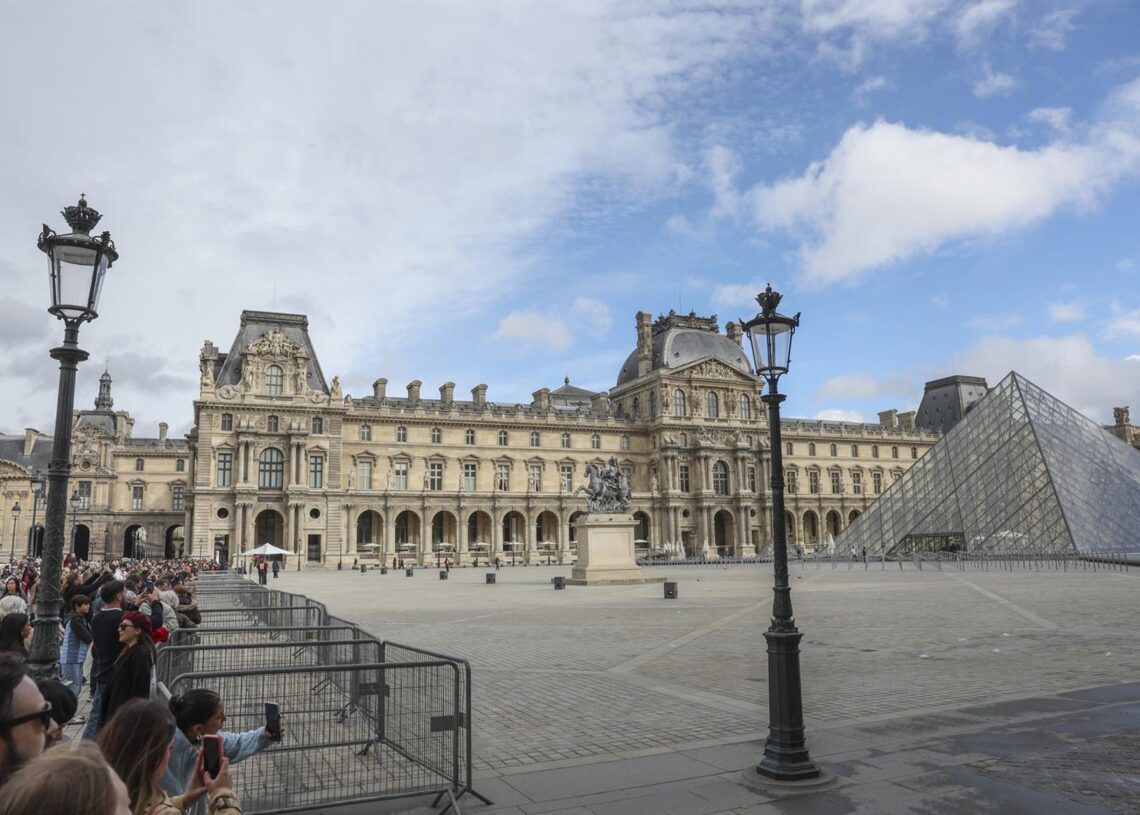 Archivo - October 20, 2025, Paris, France, France: Fermeture du Musee du Louvre ce lundi 20 octobre 2025 suite au braquage du dimanche 19 octobre 2025.Michtof / Zuma Press / ContactoPhoto - Archivo