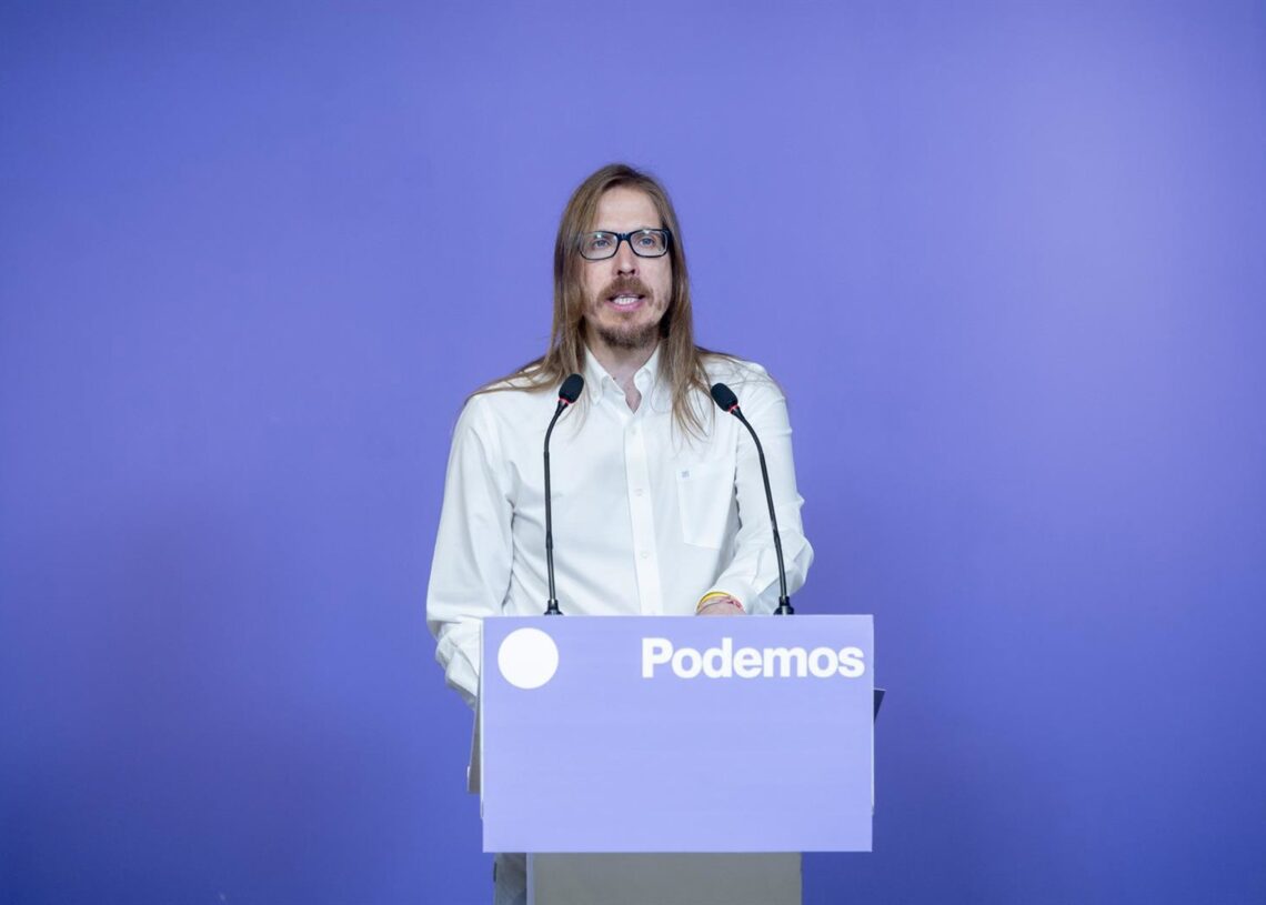 Archivo - El secretario de Organización y portavoz de Podemos, Pablo Fernández, durante una rueda de prensa, en la sede de Podemos, a 29 de julio de 2025, en Madrid (España).Alberto Ortega - Europa Press - Archivo
