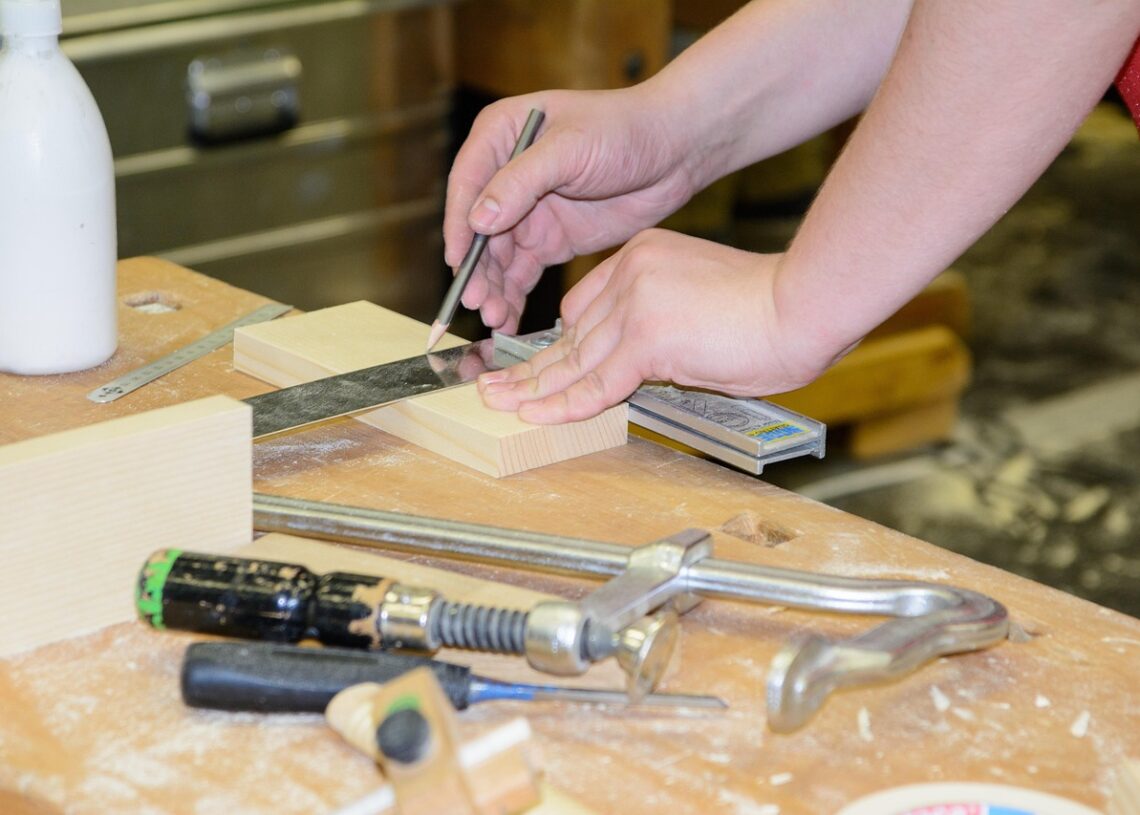 Un autónomo trabaja con madera. Pixabay.